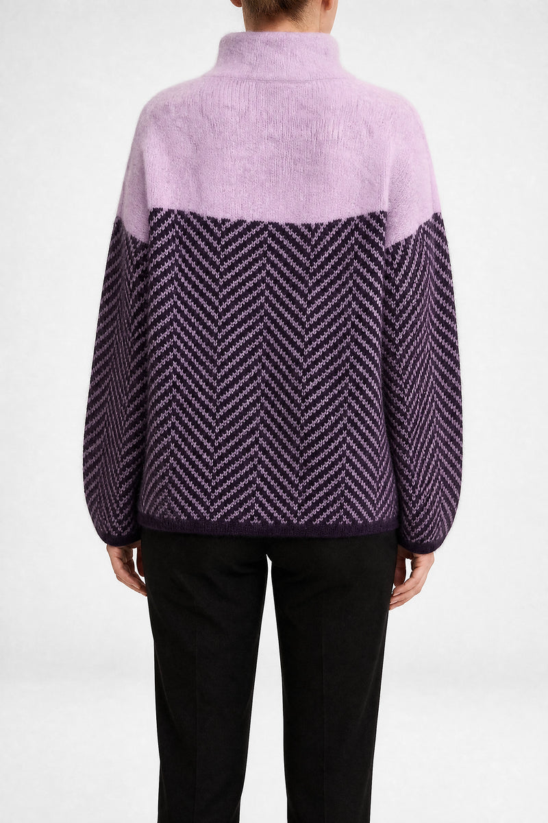 Dina | Sildebensmønstret Sweater i Lilla, studie forfra