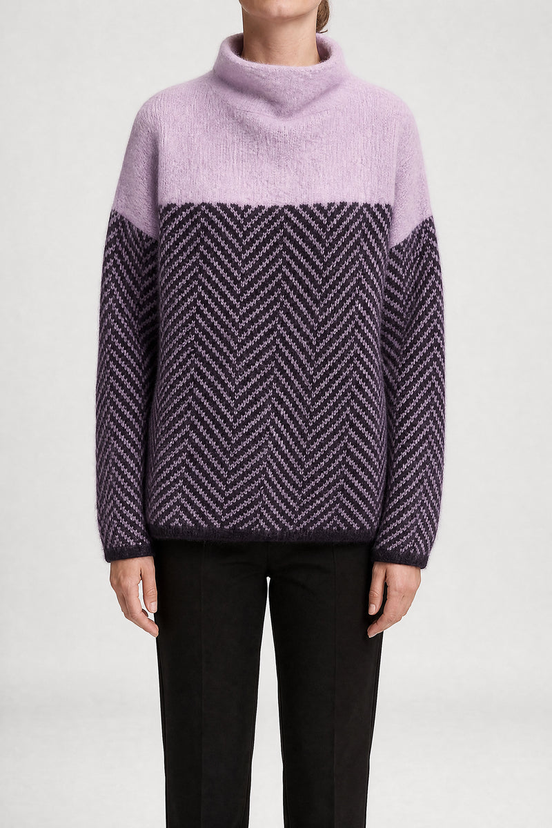 Dina | Sildebensmønstret Sweater i Lilla, studie forfra