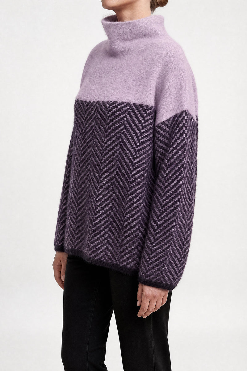 Dina | Sildebensmønstret Sweater i Lilla, studie forfra