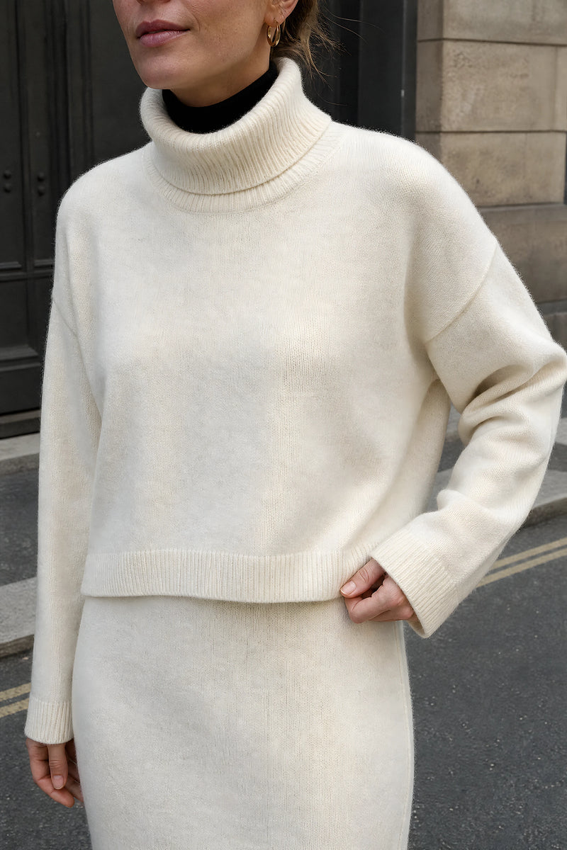 SOFAINE-V7-LIFE-Ember | Knit Sweater Set in Cream, detail close-up