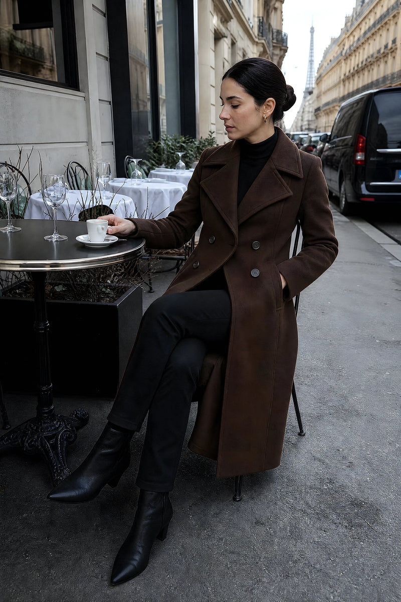 SOFAINE-V7-LIFE-Esther | Classic Trench Coat in Brown, cafe lifestyle