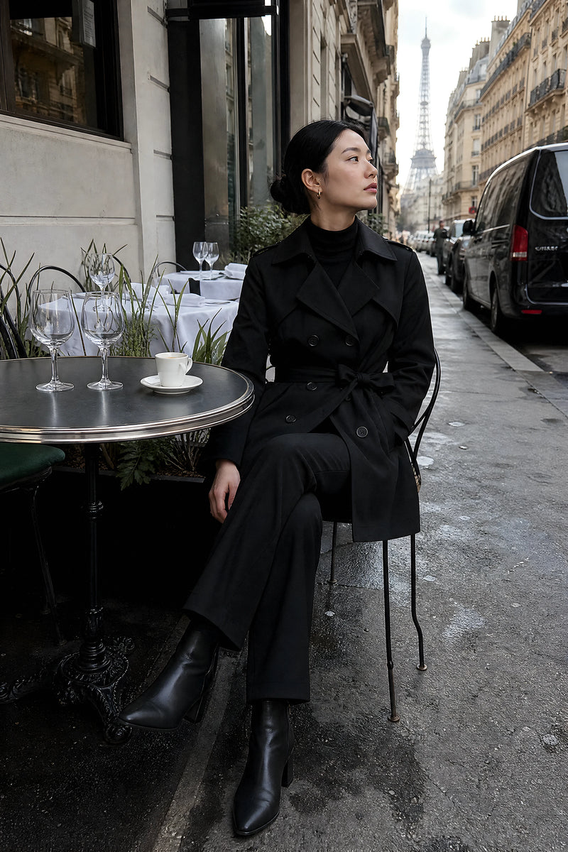 SOFAINE-V7-LIFE-Eunice | Double-Breasted Trench Coat in Black, cafe lifestyle