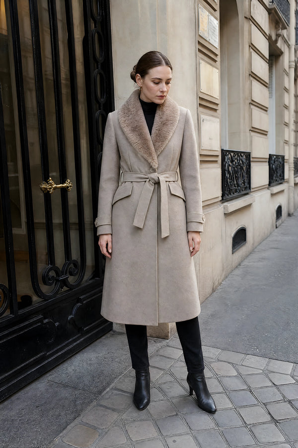 SOFAINE-V7-LIFE-Eva | Faux Fur Coat in Khaki, street-style view