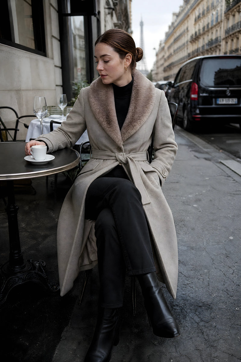 SOFAINE-V7-LIFE-Eva | Faux Fur Coat in Khaki, café scene