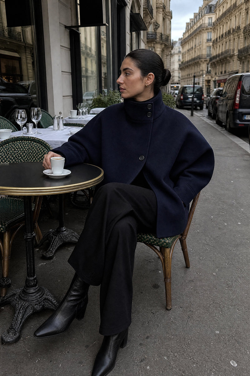 SOFAINE-V7-LIFE-Fernanda | Stand-Up Collar Coat in Navy Blue, café scene