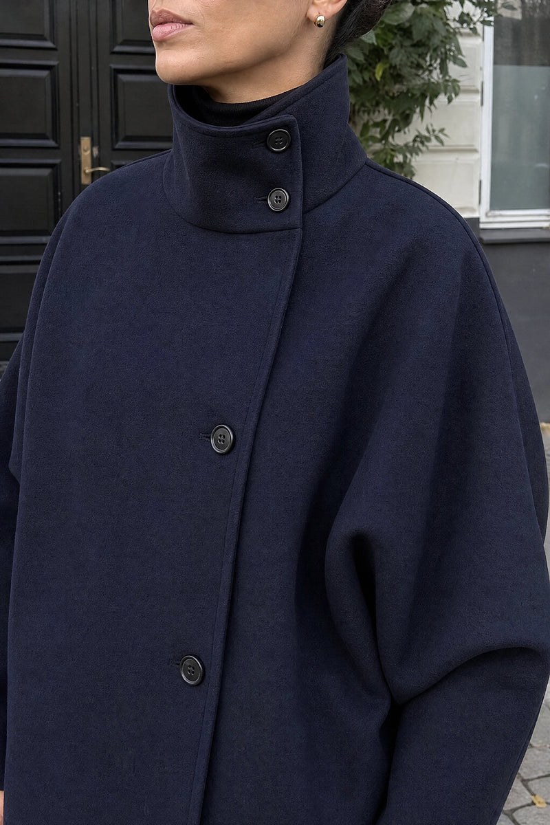 SOFAINE-V7-LIFE-Fernanda | Stand-Up Collar Coat in Navy Blue, detail close-up