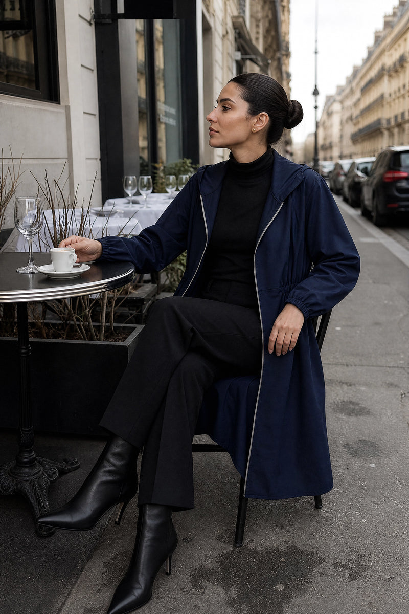 SOFAINE-V7-LIFE-Filippa | Hooded Zip-Up Coat in Navy Blue, café scene