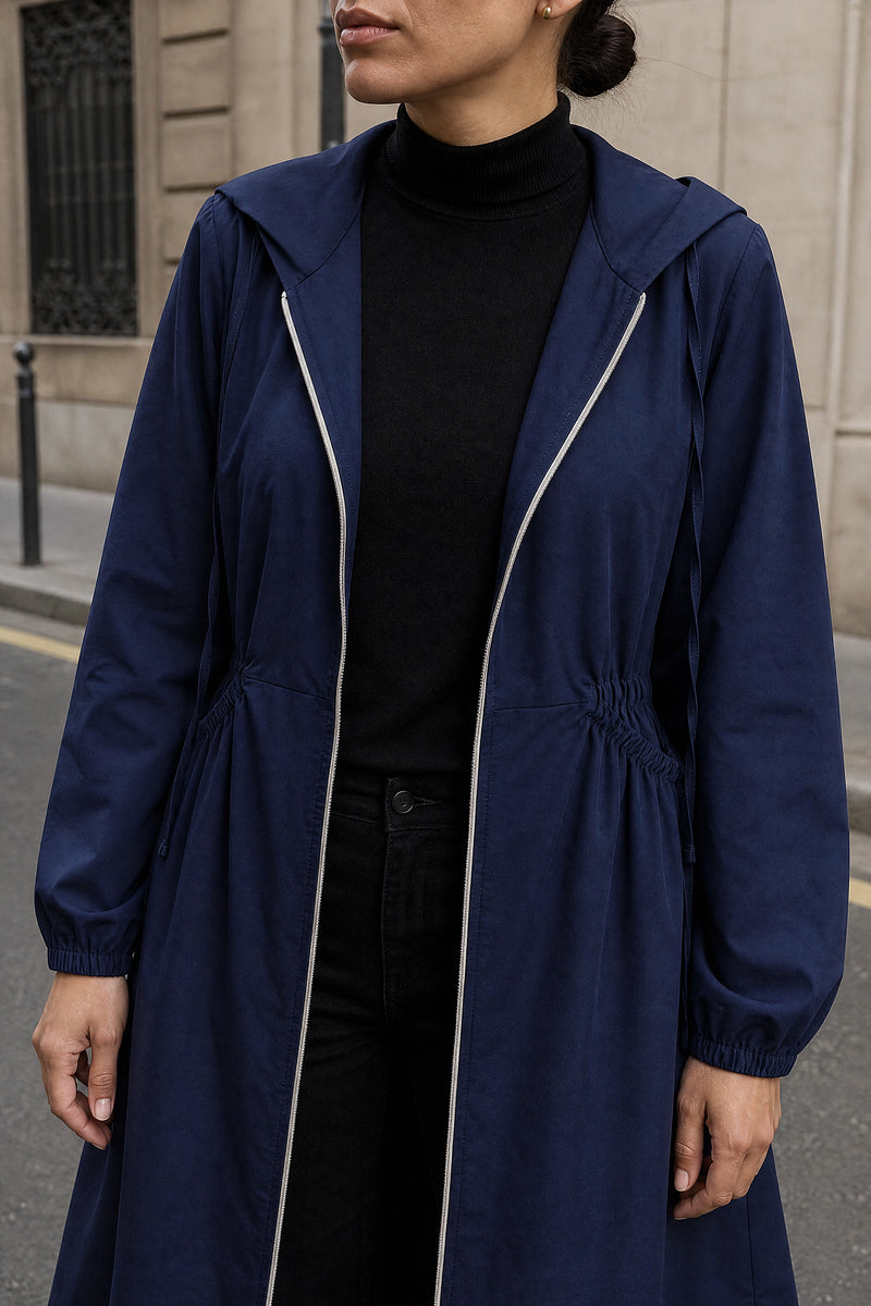 SOFAINE-V7-LIFE-Filippa | Hooded Zip-Up Coat in Navy Blue, detail close-up