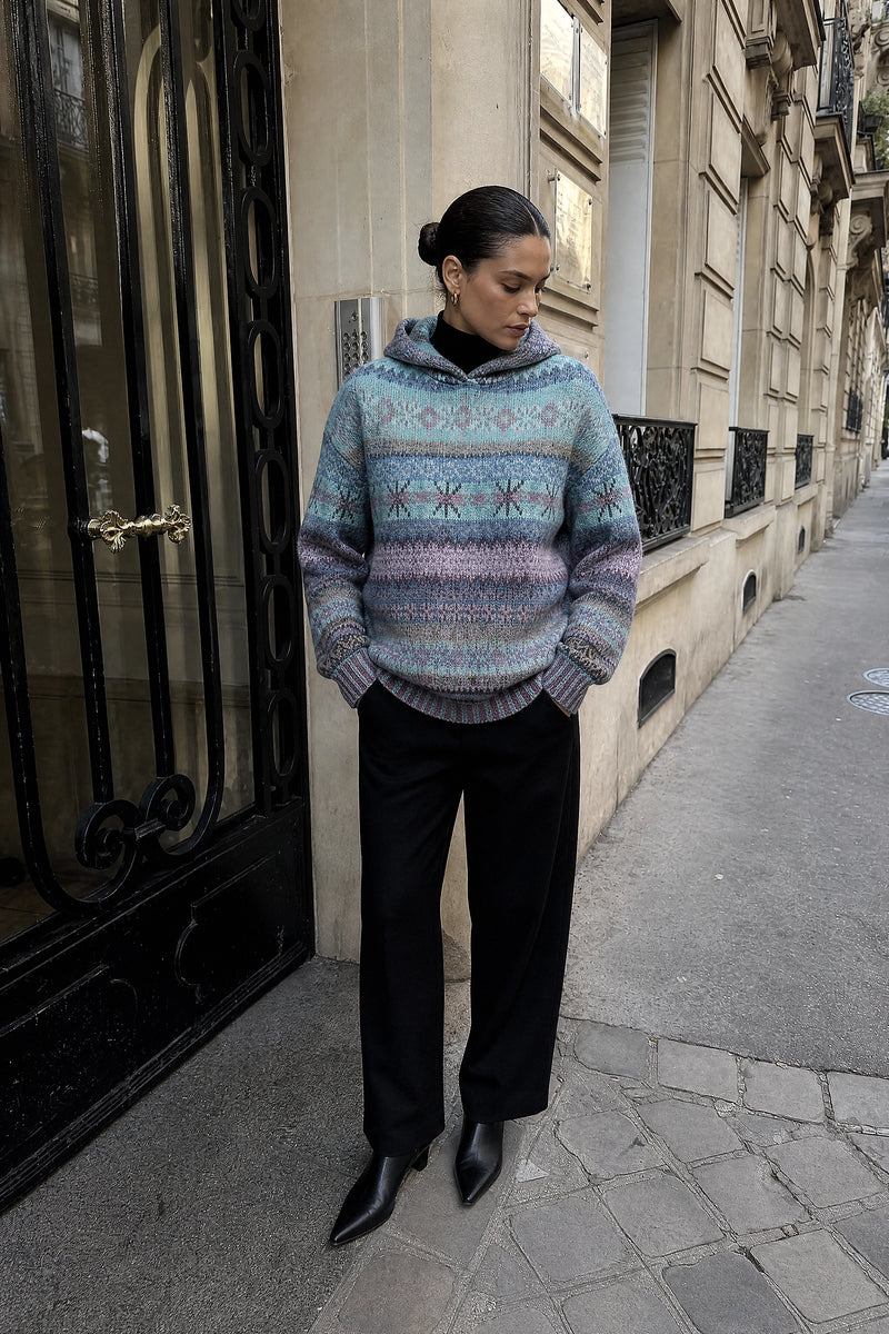 SOFAINE-V7-LIFE-Frida | Ribbed Cuff Hoodie in Blue, street-style view