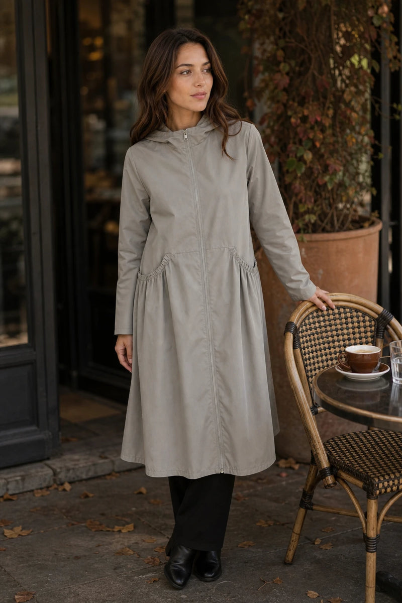 SOFAINE-V7-LIFE-Gretchen | Hooded Zip-Up Coat in Gray, café scene