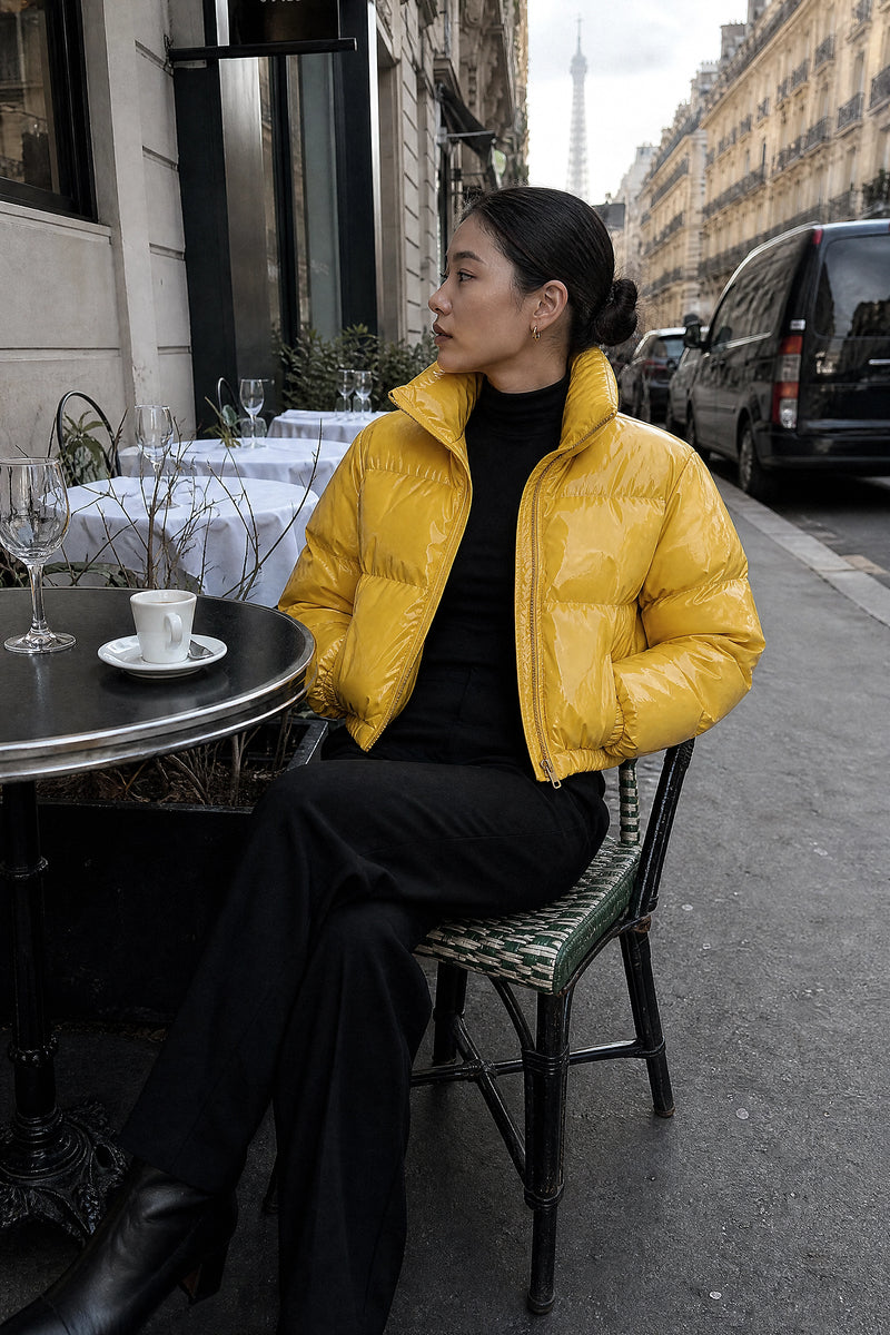 SOFAINE-V7-LIFE-Gwendolyn | Puffer Coat in Yellow, cafe scene