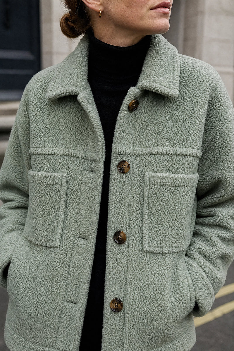 SOFAINE-V7-LIFE-Haley | Sherpa Jacket in Green, detail close-up