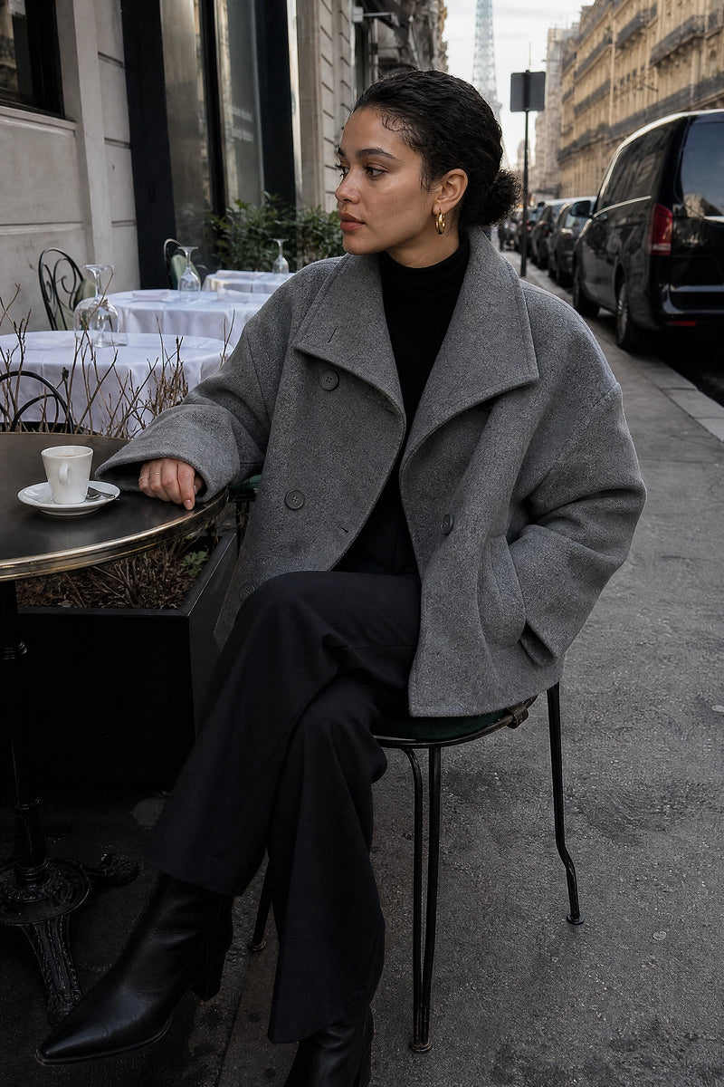 SOFAINE-V7-LIFE-Harmony | Tailored Jacket in Gray, café scene