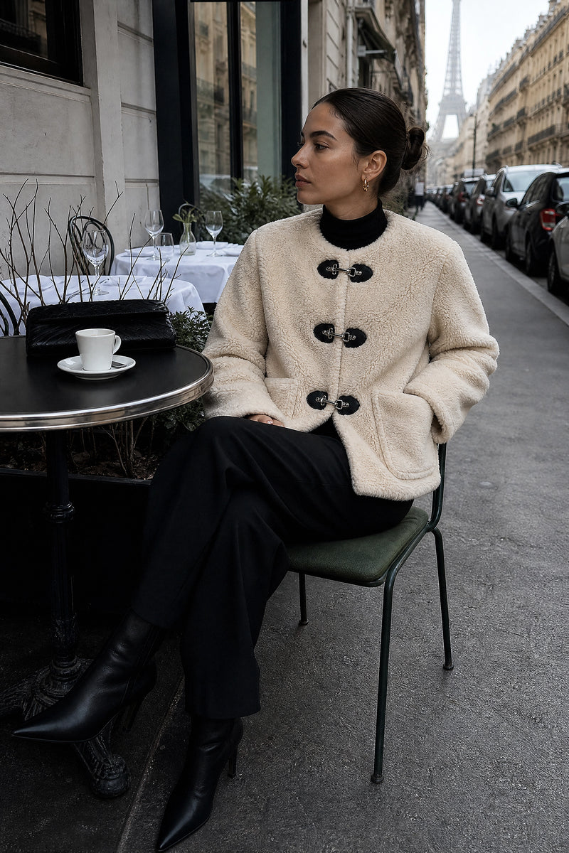 SOFAINE-V7-LIFE-Hattie | Fleece Jacket in Beige, café scene