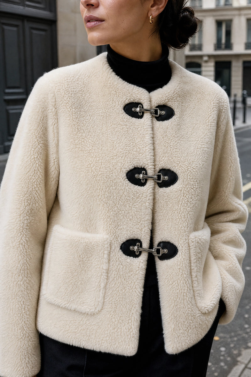 SOFAINE-V7-LIFE-Hattie | Fleece Jacket in Beige, detail close-up