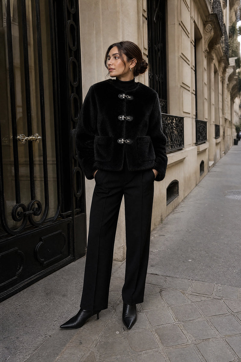 SOFAINE-V7-LIFE-Hattie | Fleece Jacket in Black, street-style view