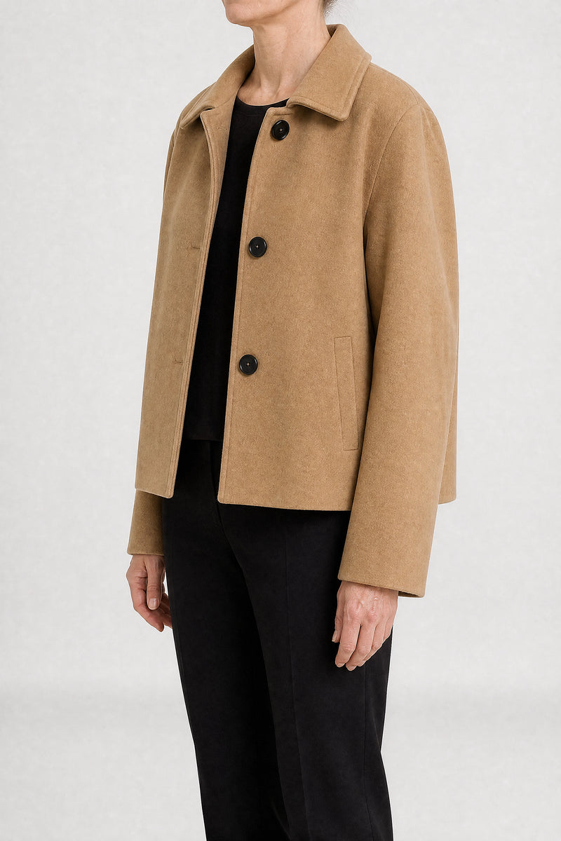 Helena | Jakke med Knaplukning i Khaki, fra siden