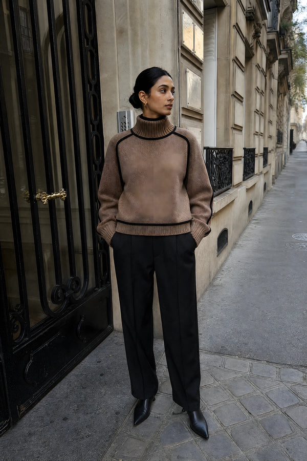 SOFAINE-V7-LIFE-Inez | Turtleneck Sweater in Brown, street-style view