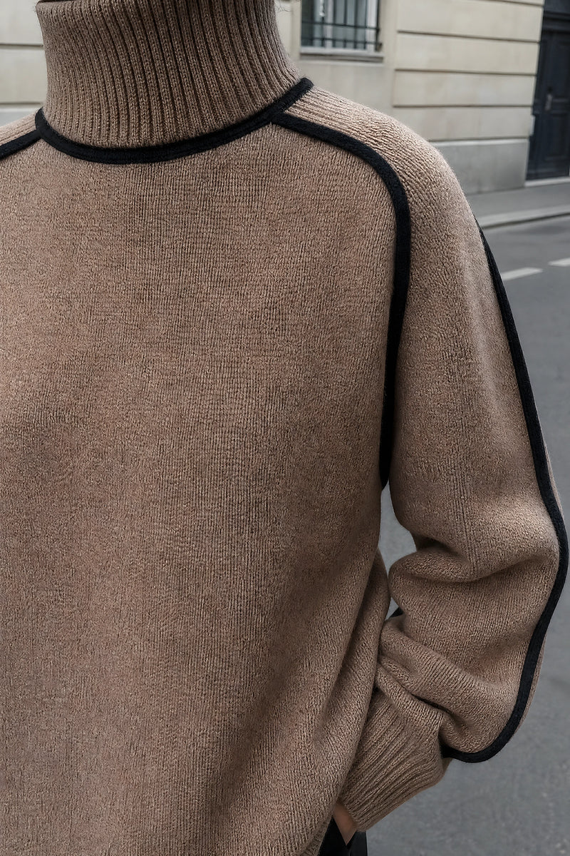 SOFAINE-V7-LIFE-Inez | Turtleneck Sweater in Brown, detail close-up