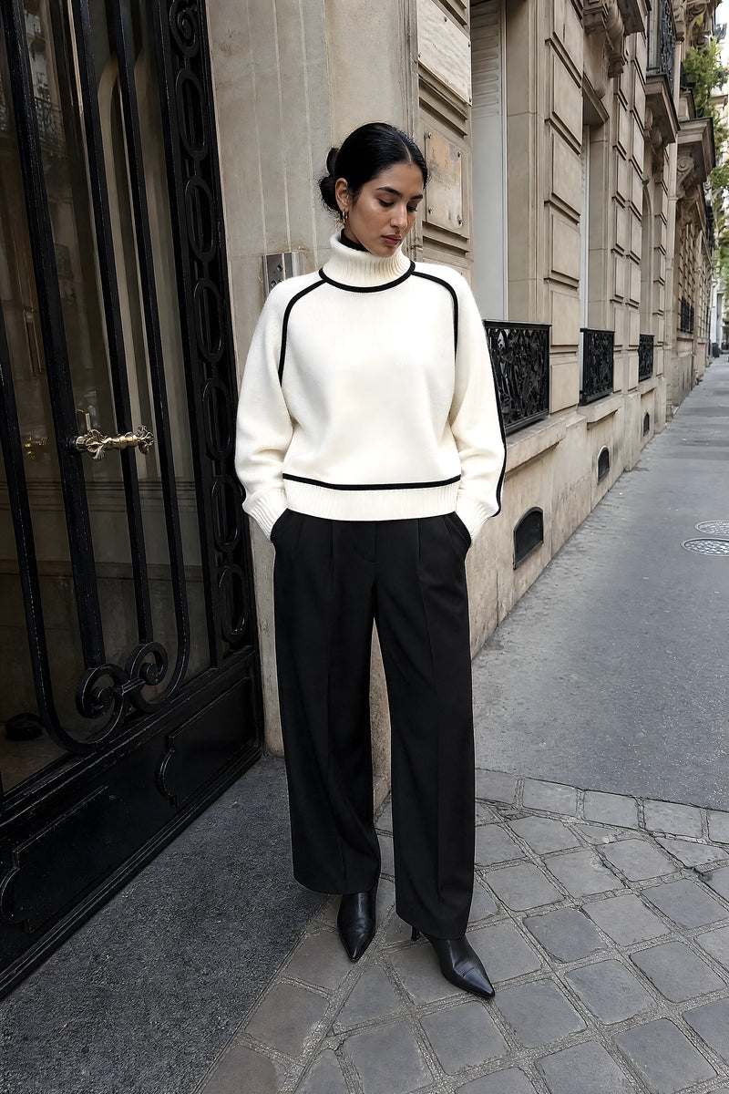 SOFAINE-V7-LIFE-Inez | Turtleneck Sweater in White, street-style view