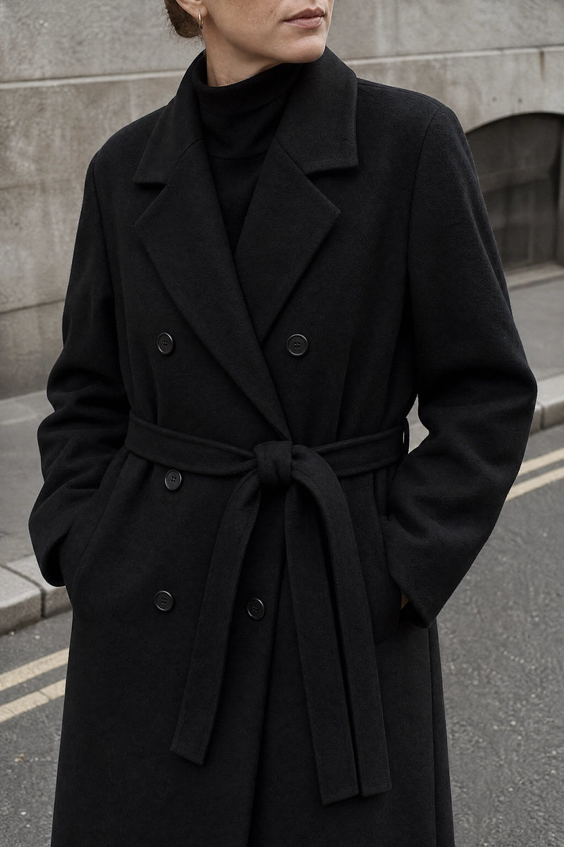 SOFAINE-V7-LIFE-Isabelle | Belted Trench Coat in Black, detail close-up