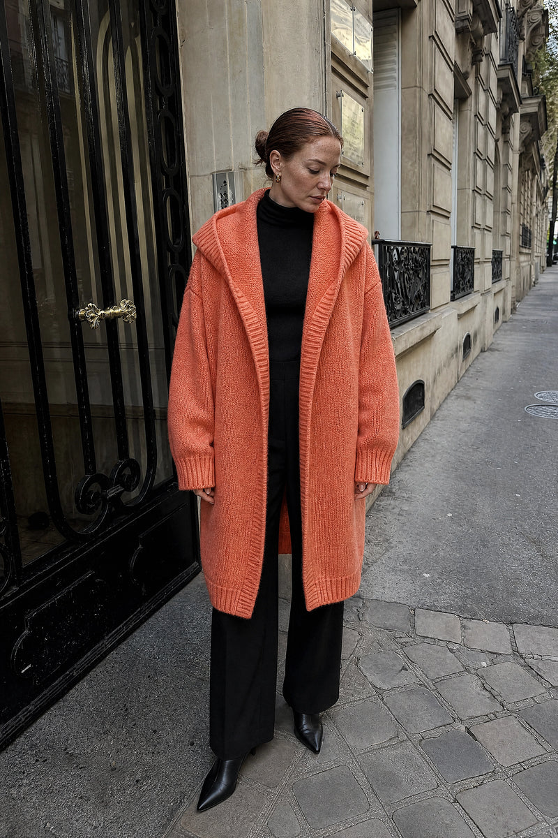 SOFAINE-V7-LIFE-Ivy | Hooded Cardigan in Orange, street-style view