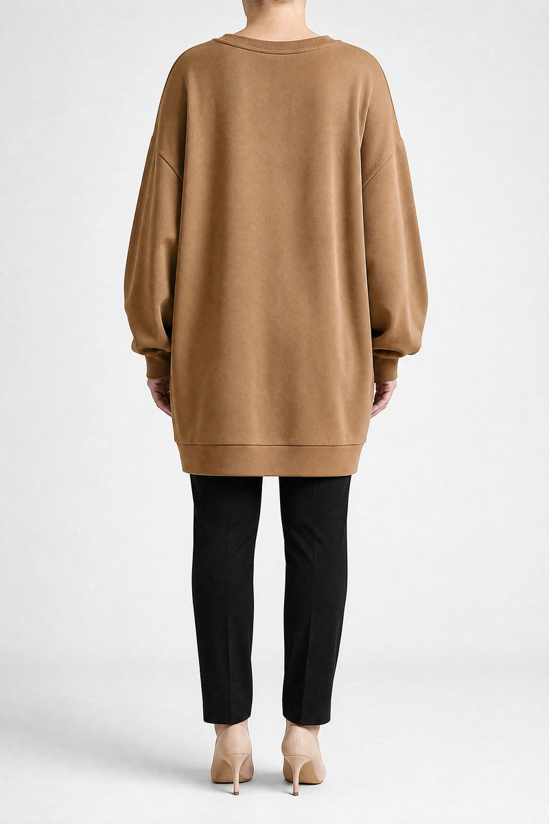 Jane | Oversized Sweater i Brun, studie forfra