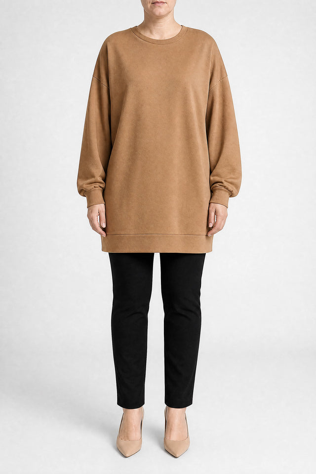 Jane | Oversized Sweater i Brun, studie forfra