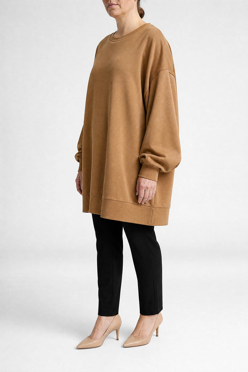 Jane | Oversized Sweater i Brun, studie forfra