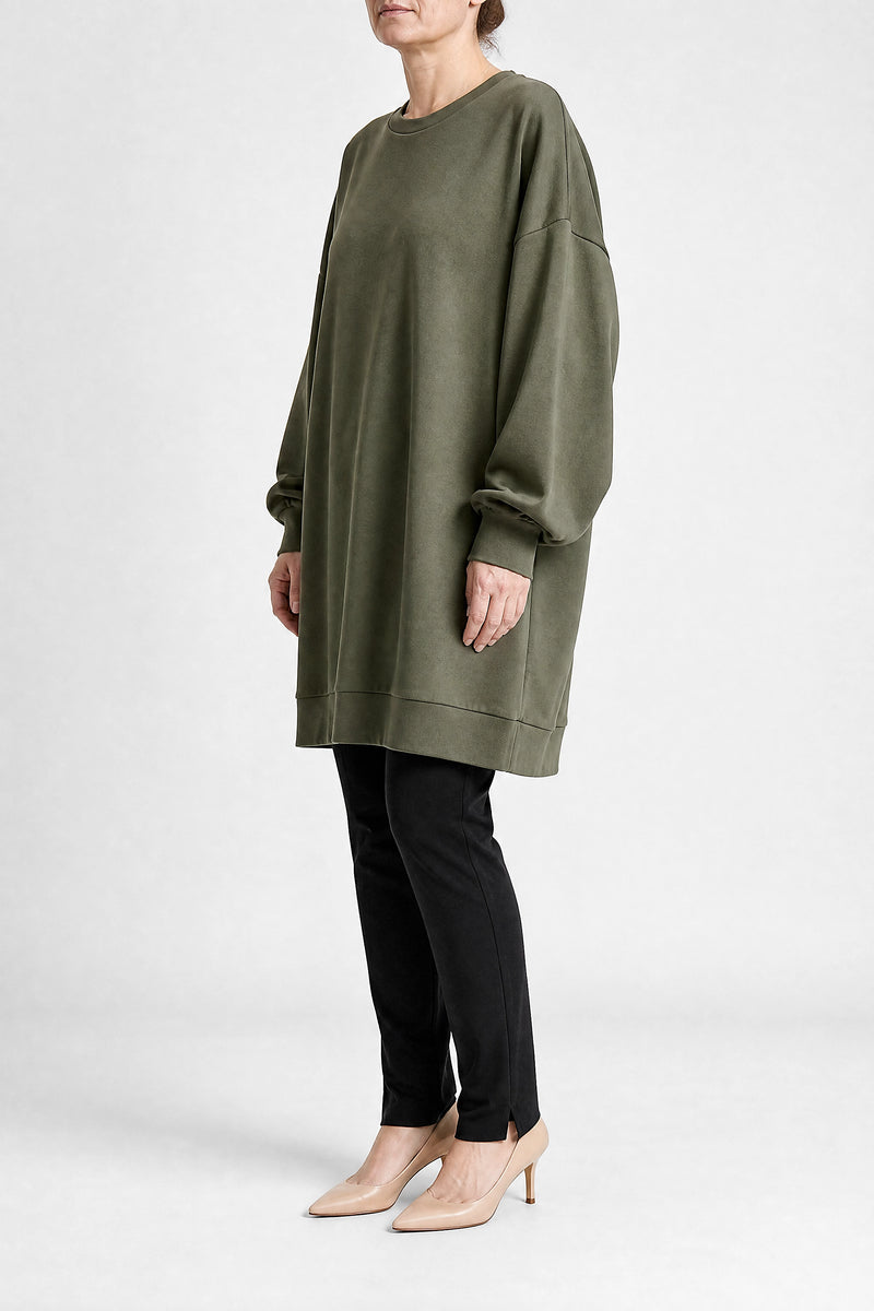 Jane | Oversized Sweater i Grøn, studie forfra