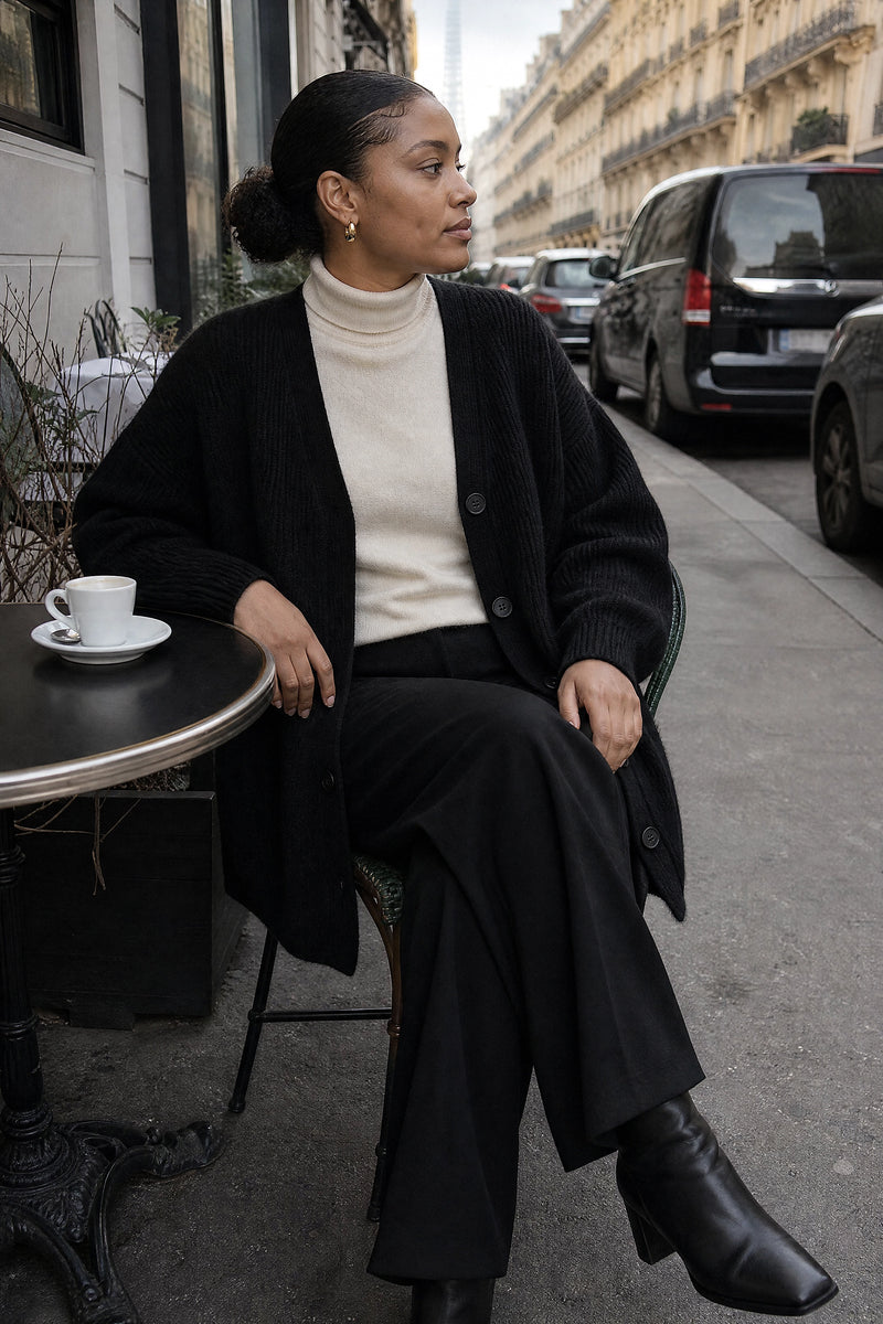 SOFAINE-V7-LIFE-Jasmine | Cashmere-Feel Cardigan in Black, café scene