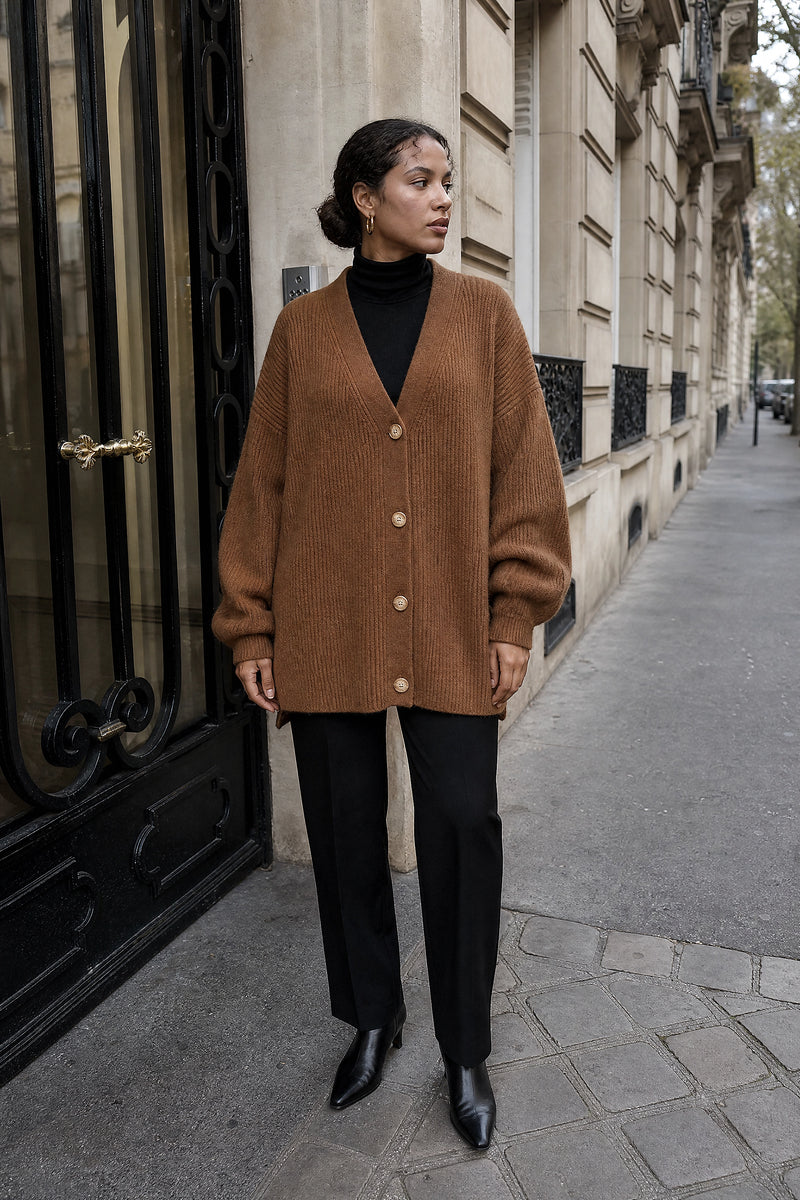 SOFAINE-V7-LIFE-Jasmine | Cashmere-Feel Cardigan in Brown, street-style view