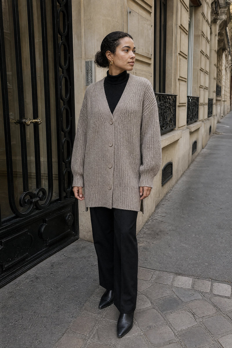SOFAINE-V7-LIFE-Jasmine | Cashmere-Feel Cardigan in Gray, street-style view