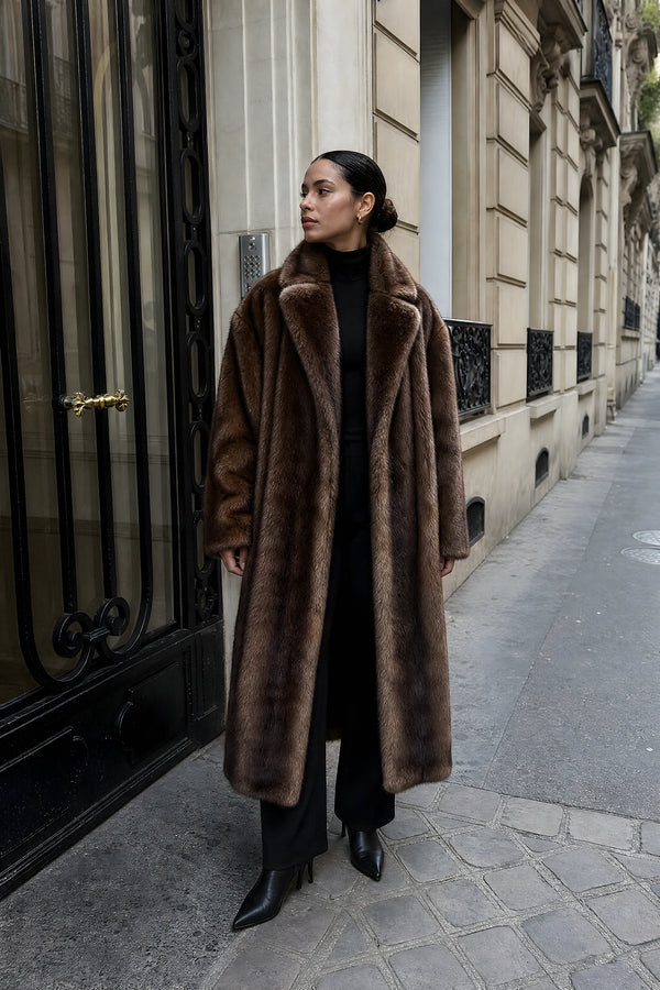 SOFAINE-V7-LIFE-Jeanette | Faux Fur Coat in Brown, street-style view