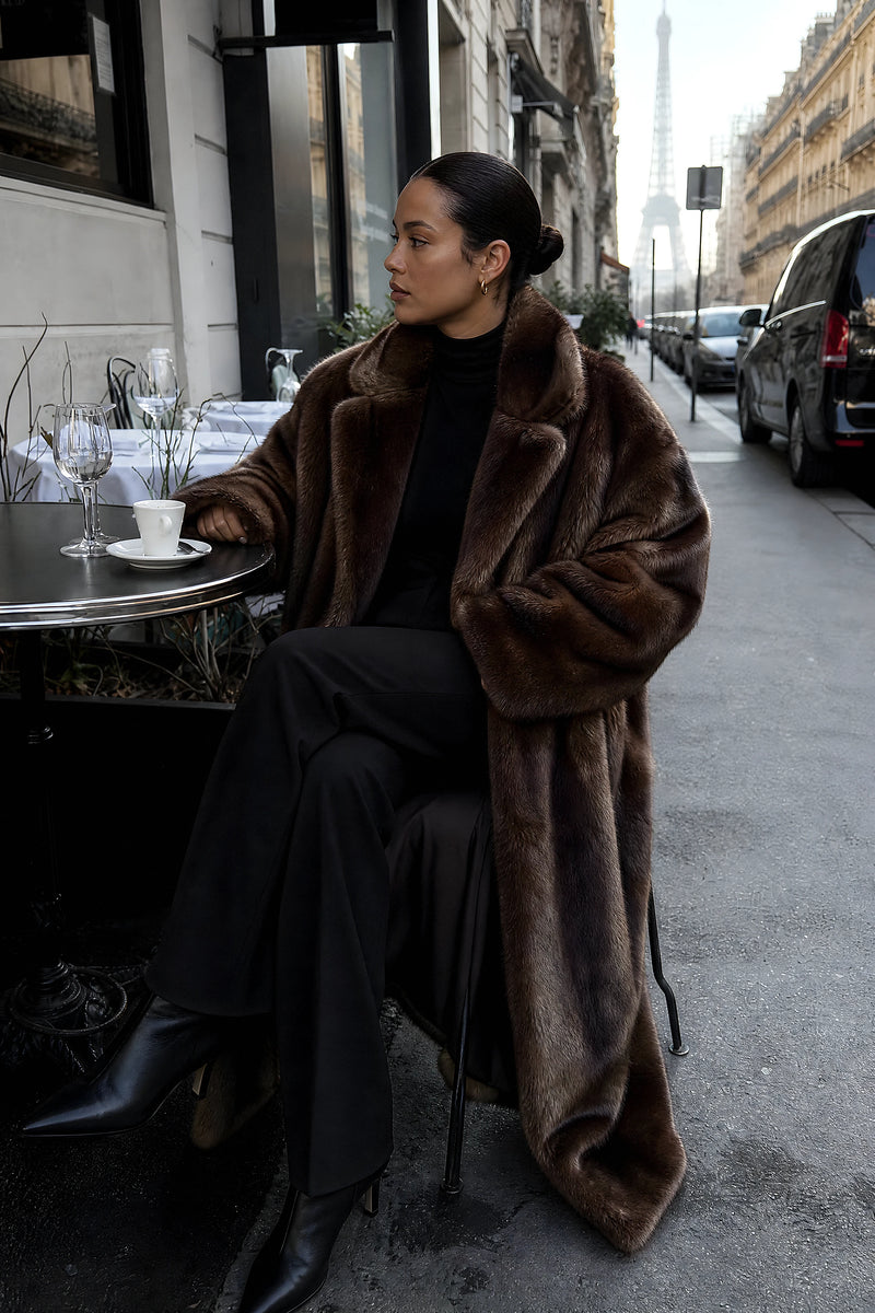 SOFAINE-V7-LIFE-Jeanette | Faux Fur Coat in Brown, café scene