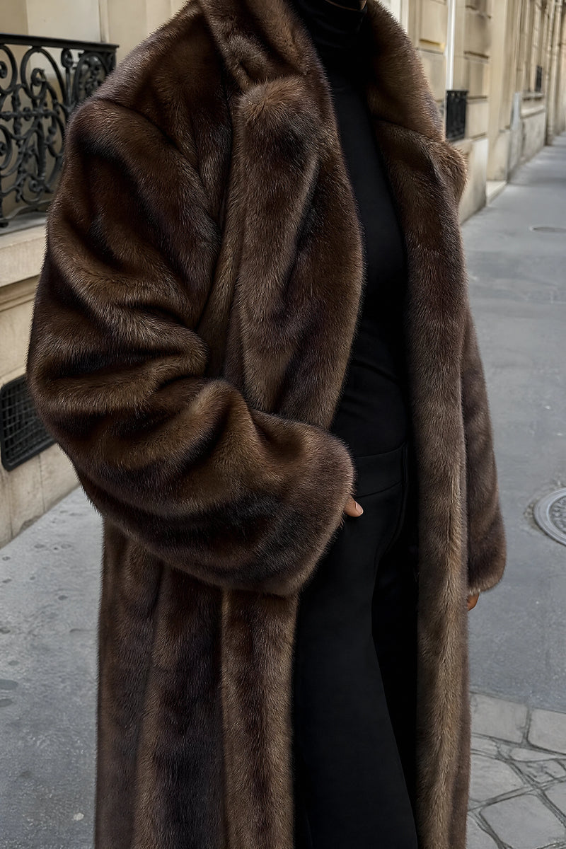 SOFAINE-V7-LIFE-Jeanette | Faux Fur Coat in Brown, detail close-up