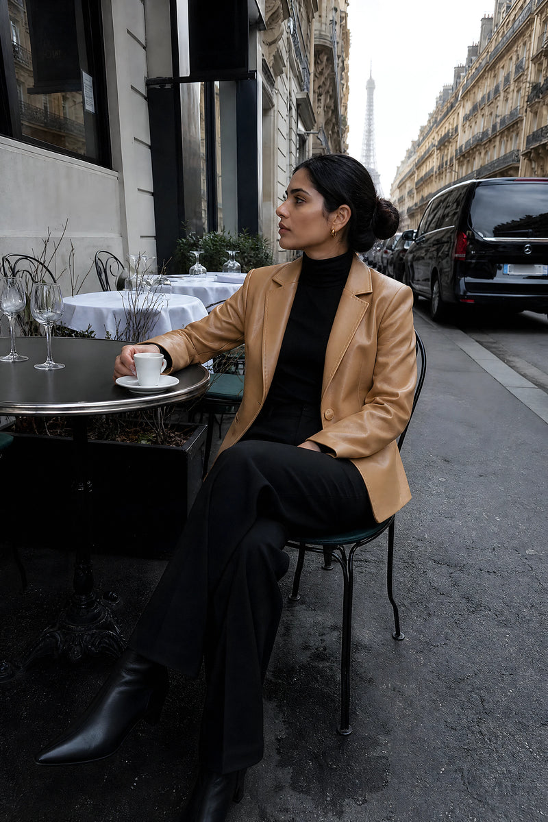 SOFAINE-V7-LIFE-Josie | Vegan Leather Blazer in Camel, cafe lifestyle
