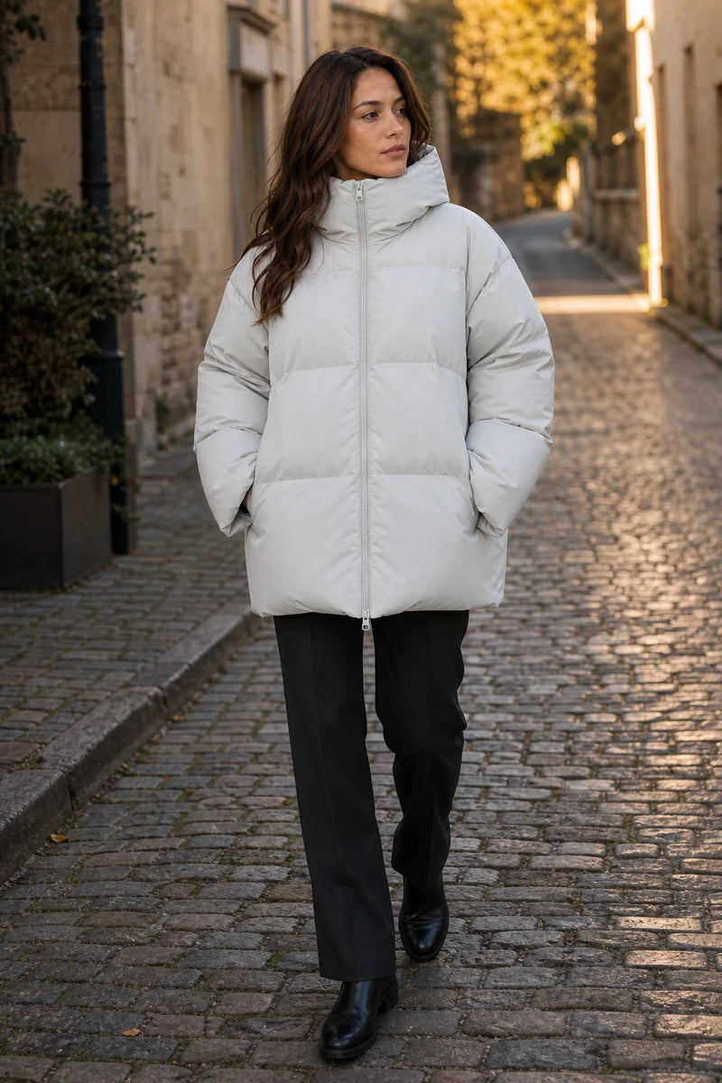 SOFAINE-V7-LIFE-Tara | Oversized Puffer Jacket in Light Grey, street-style view