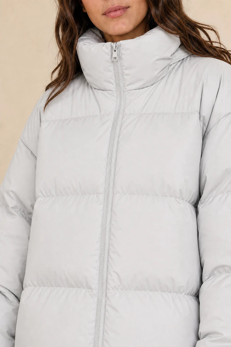 Tara | Oversized Puffer Jacket in Light Grey, fabric close-up