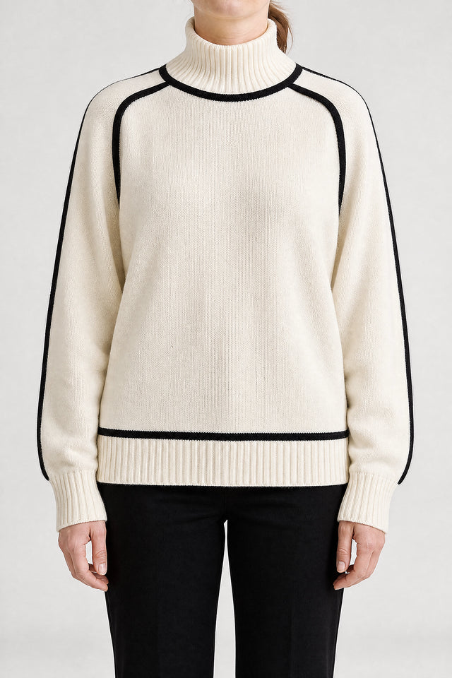 Liliana | Rullekravesweater med Kontrastkant i Creme, studie forfra