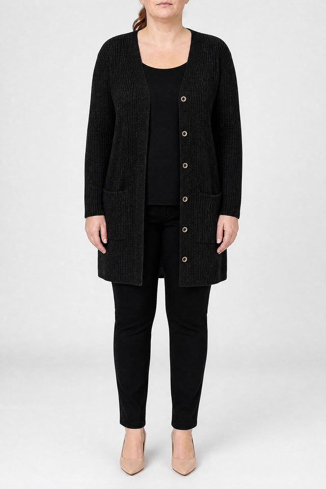 Livia | Lang Cardigan med Knapper i Sort, forfra