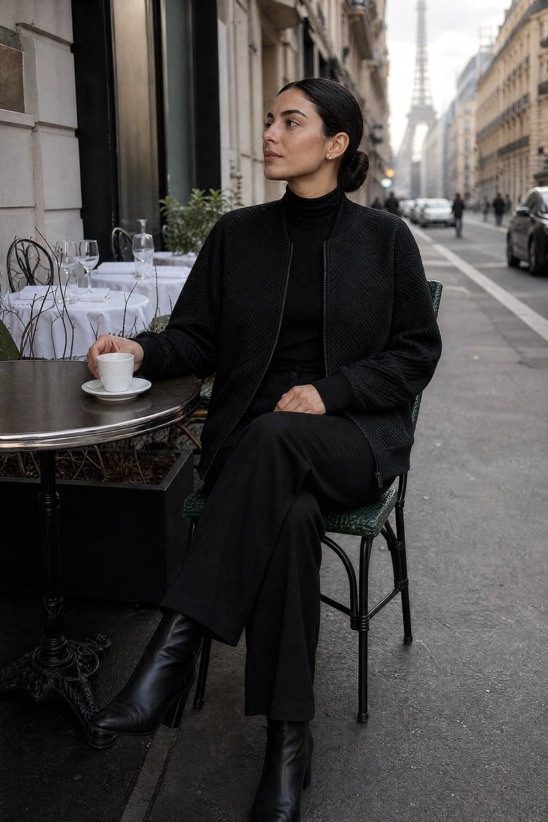 SOFAINE-V7-LIFE-Luisa | Zip Jacket in Black, café scene