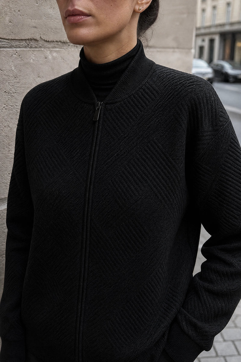 SOFAINE-V7-LIFE-Luisa | Zip Jacket in Black, detail close-up