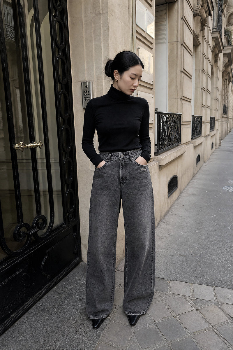 SOFAINE-V7-LIFE-Luz | Wide-Leg Jeans in Black, street-style view