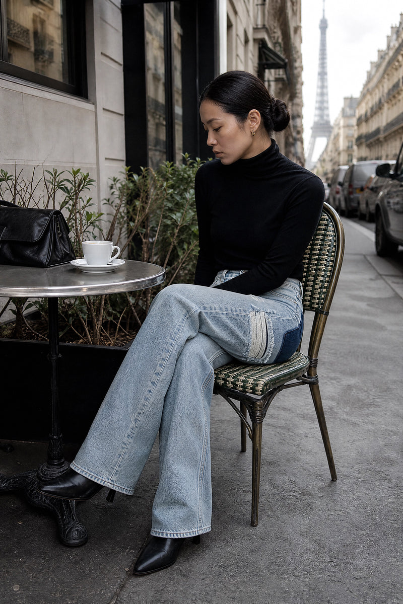SOFAINE-V7-LIFE-Luz | Wide-Leg Jeans in Peacock Blue, café scene