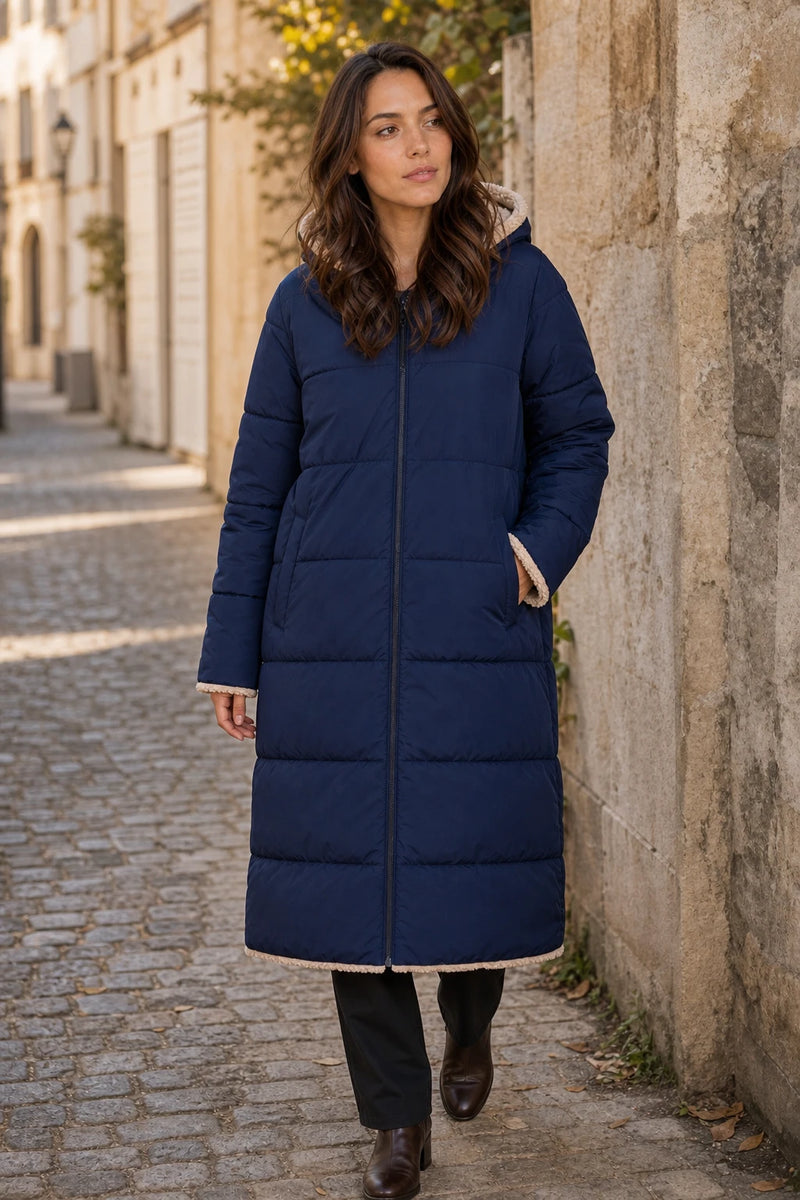 SOFAINE-V7-LIFE-Celine | Hooded Puffer Coat in Navy Blue, street-style view