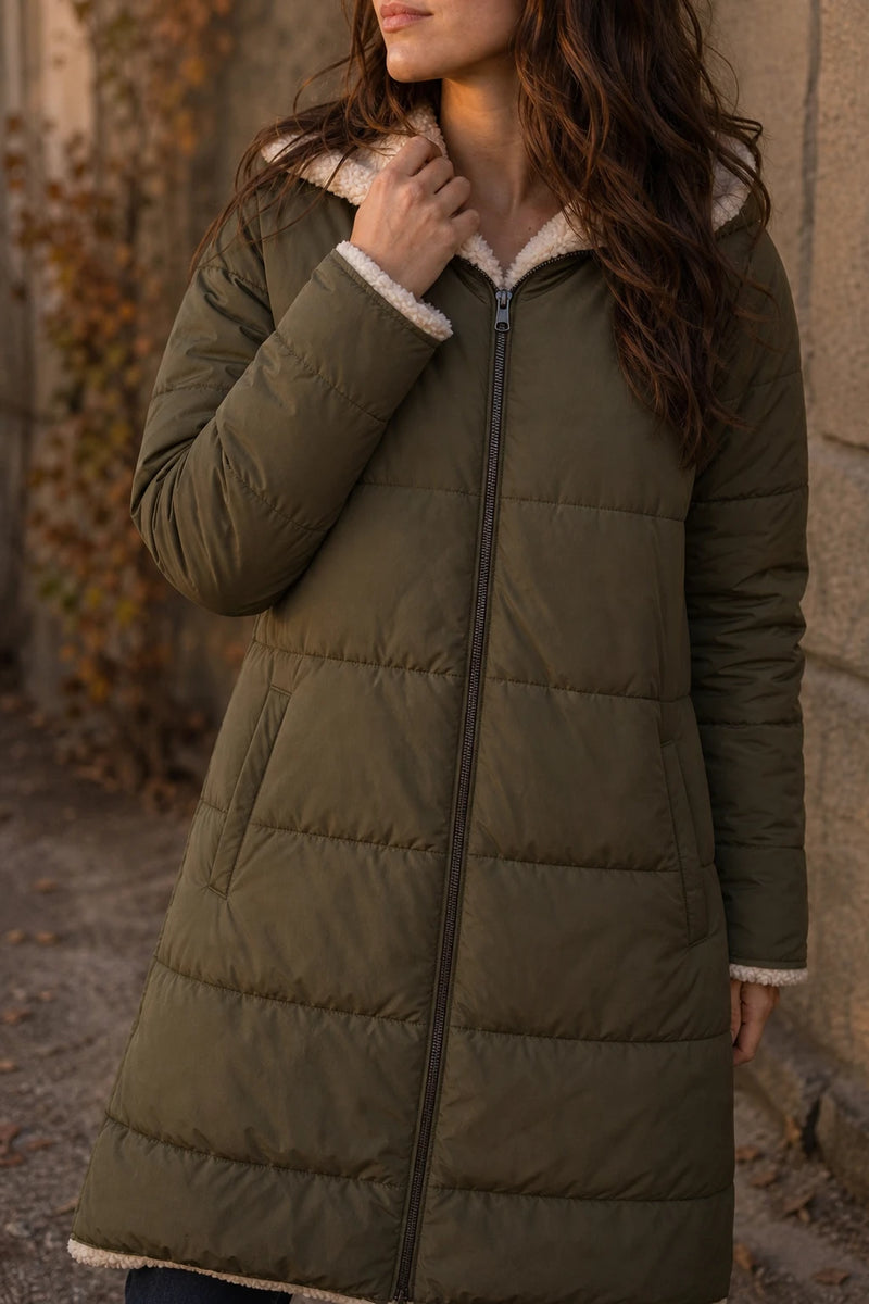 SOFAINE-V7-LIFE-Celine | Hooded Puffer Coat in Olive Green, detail close-up