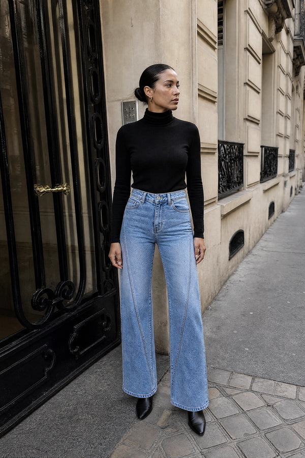 SOFAINE-V7-LIFE-Philippa | High-Waist Wide-Leg Jeans in Blue, street-style view