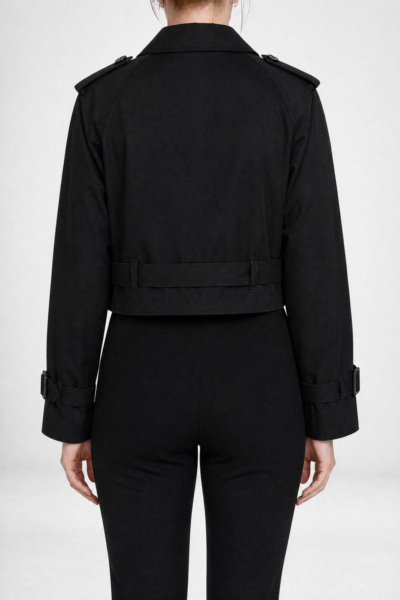 Portia | Croppet Trenchcoat i Sort, studie forfra