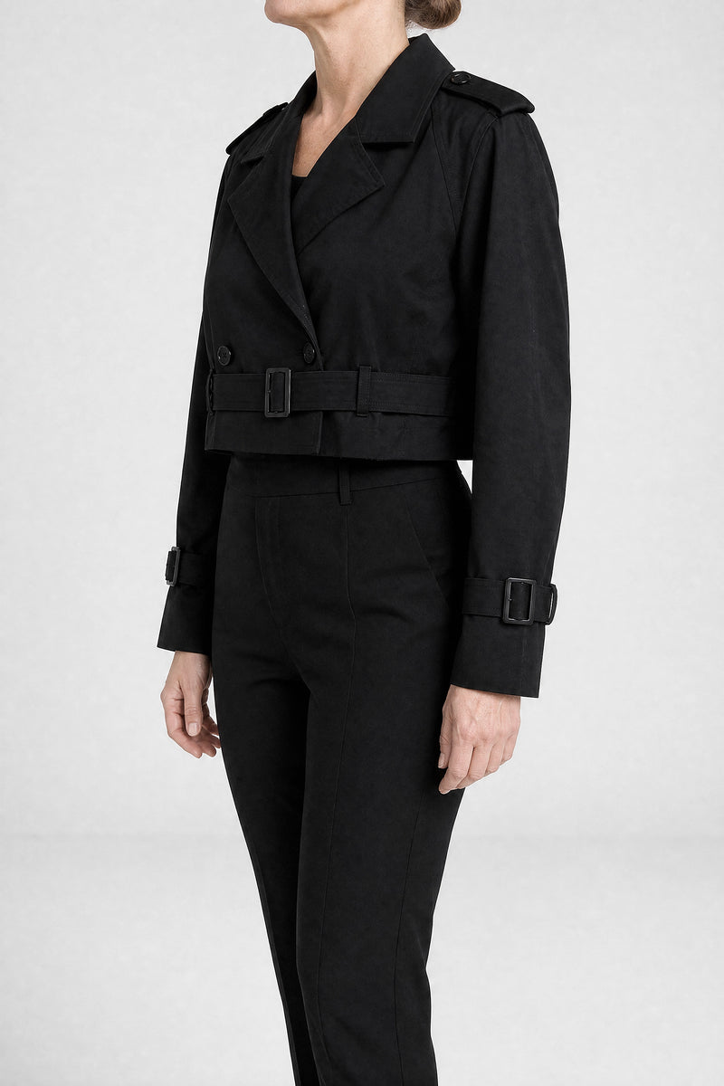 Portia | Croppet Trenchcoat i Sort, studie forfra